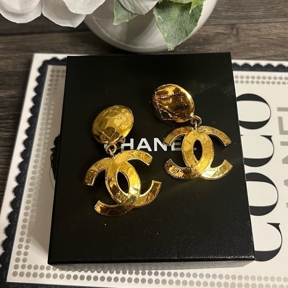 RARE Statement Large 24K Gold Plated Chanel Vintage Dangle Earrings - Picture 10 of 10